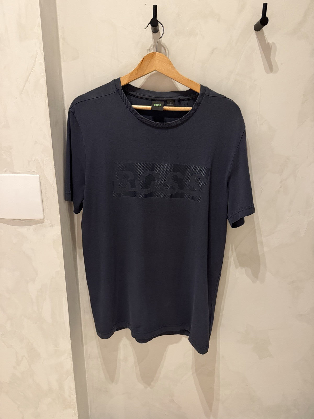 BOSS Cinza Logo Carbono