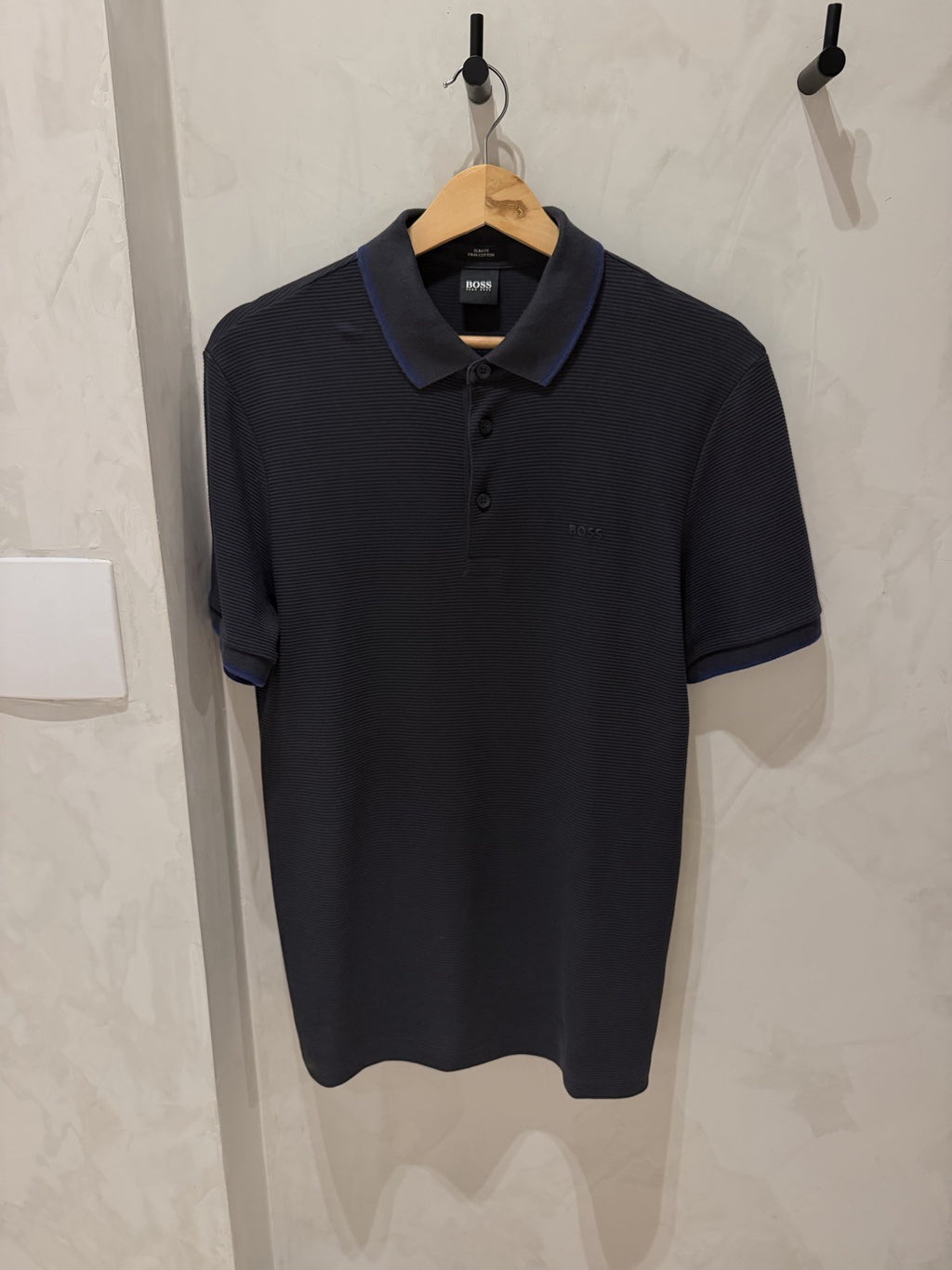 BOSS Polo Preta Detalhes Azuis