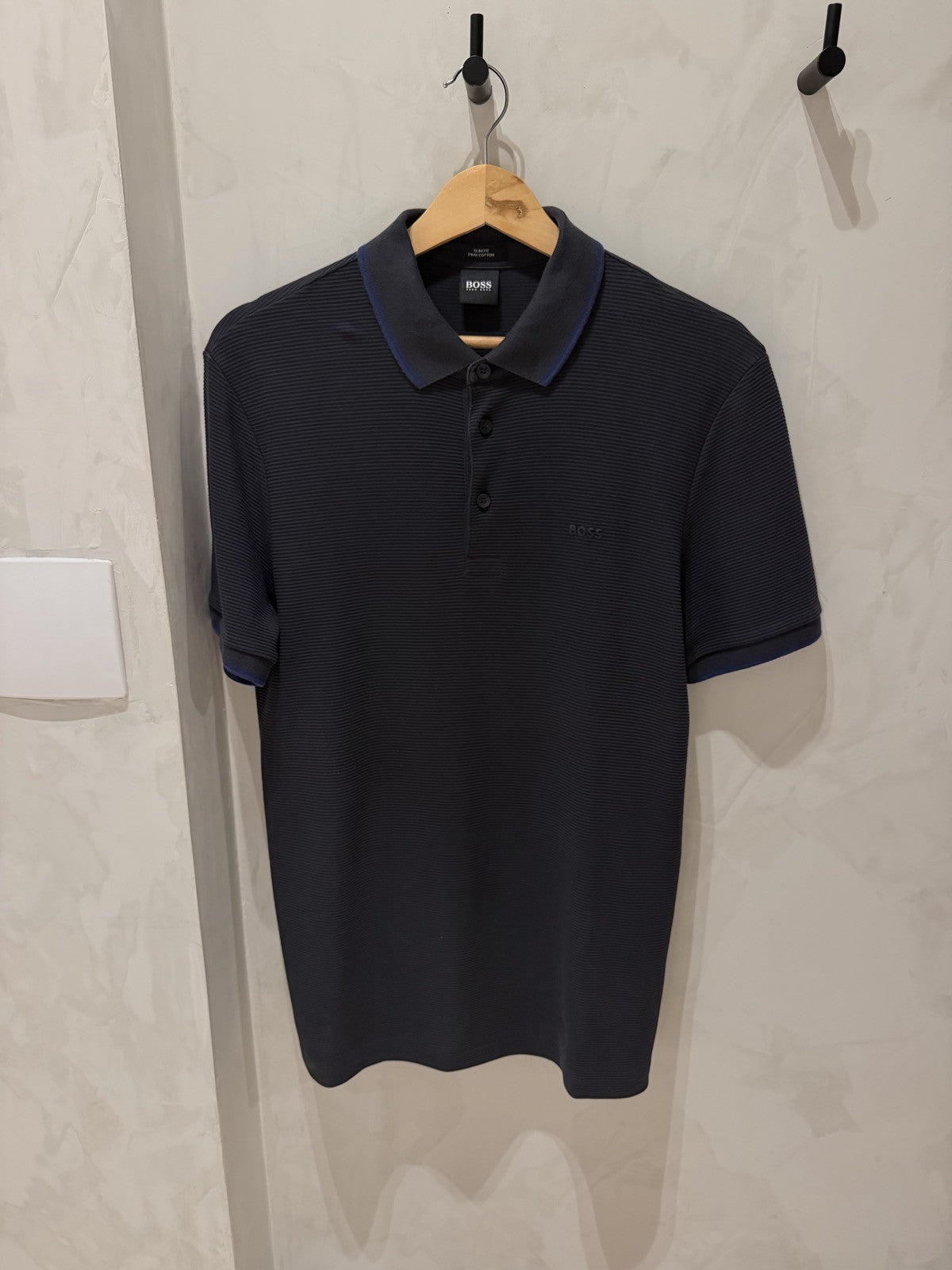 BOSS Polo Preta Detalhes Azuis