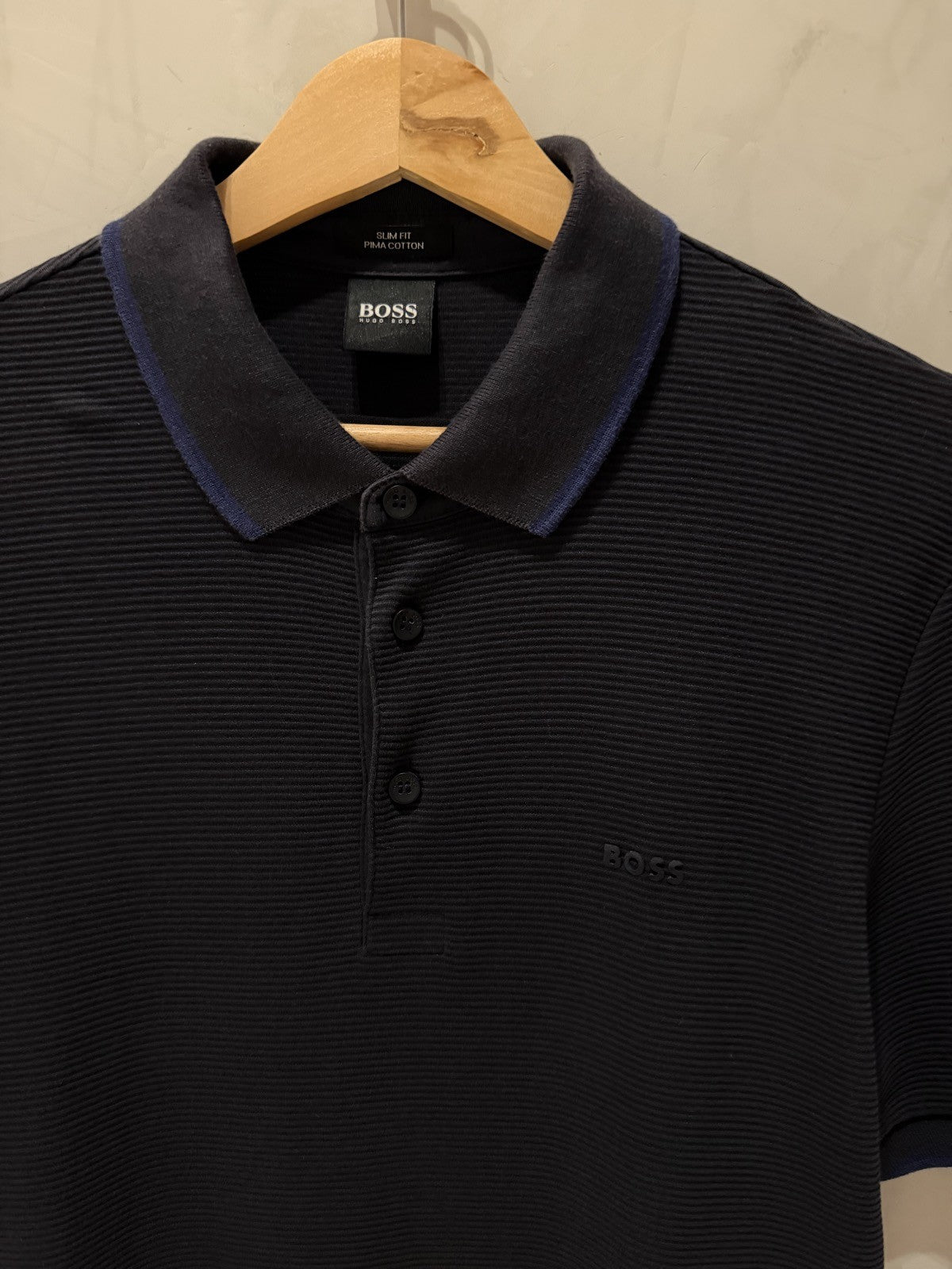 BOSS Polo Preta Detalhes Azuis