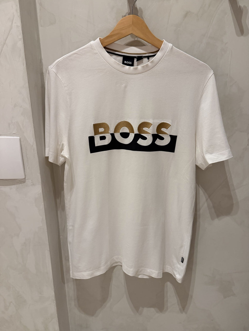 BOSS Branca Logo Dourado