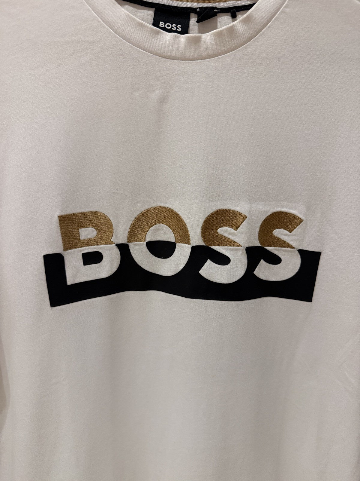 BOSS Branca Logo Dourado