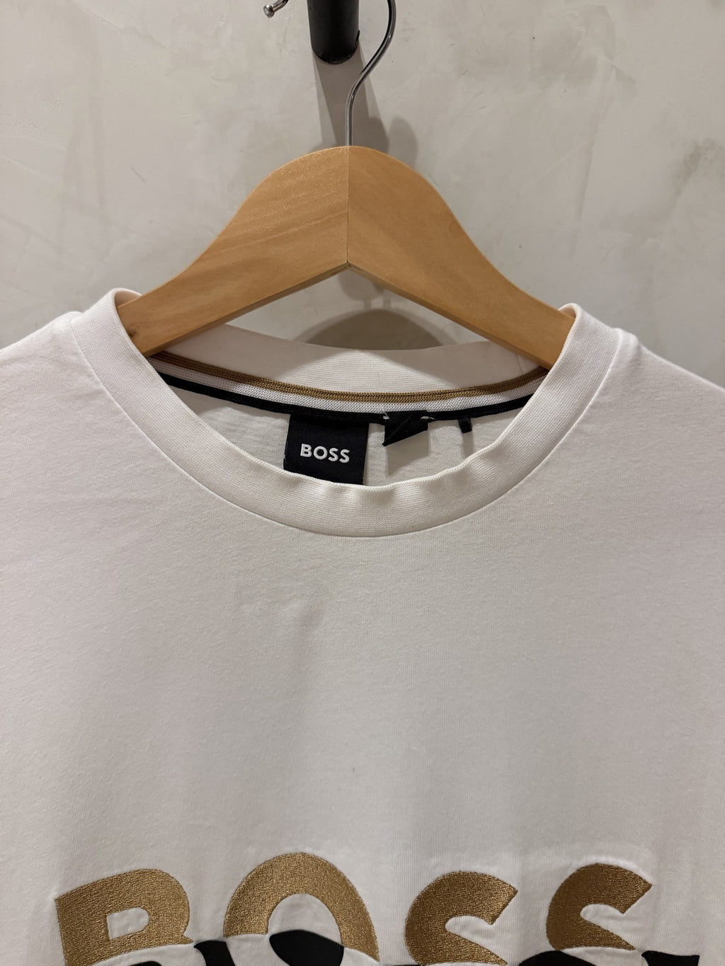 BOSS Branca Logo Dourado