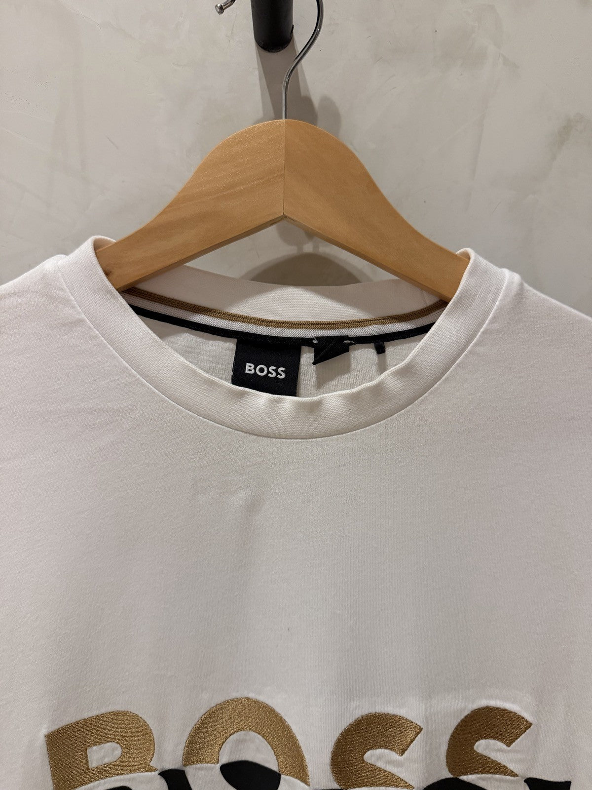 BOSS Branca Logo Dourado