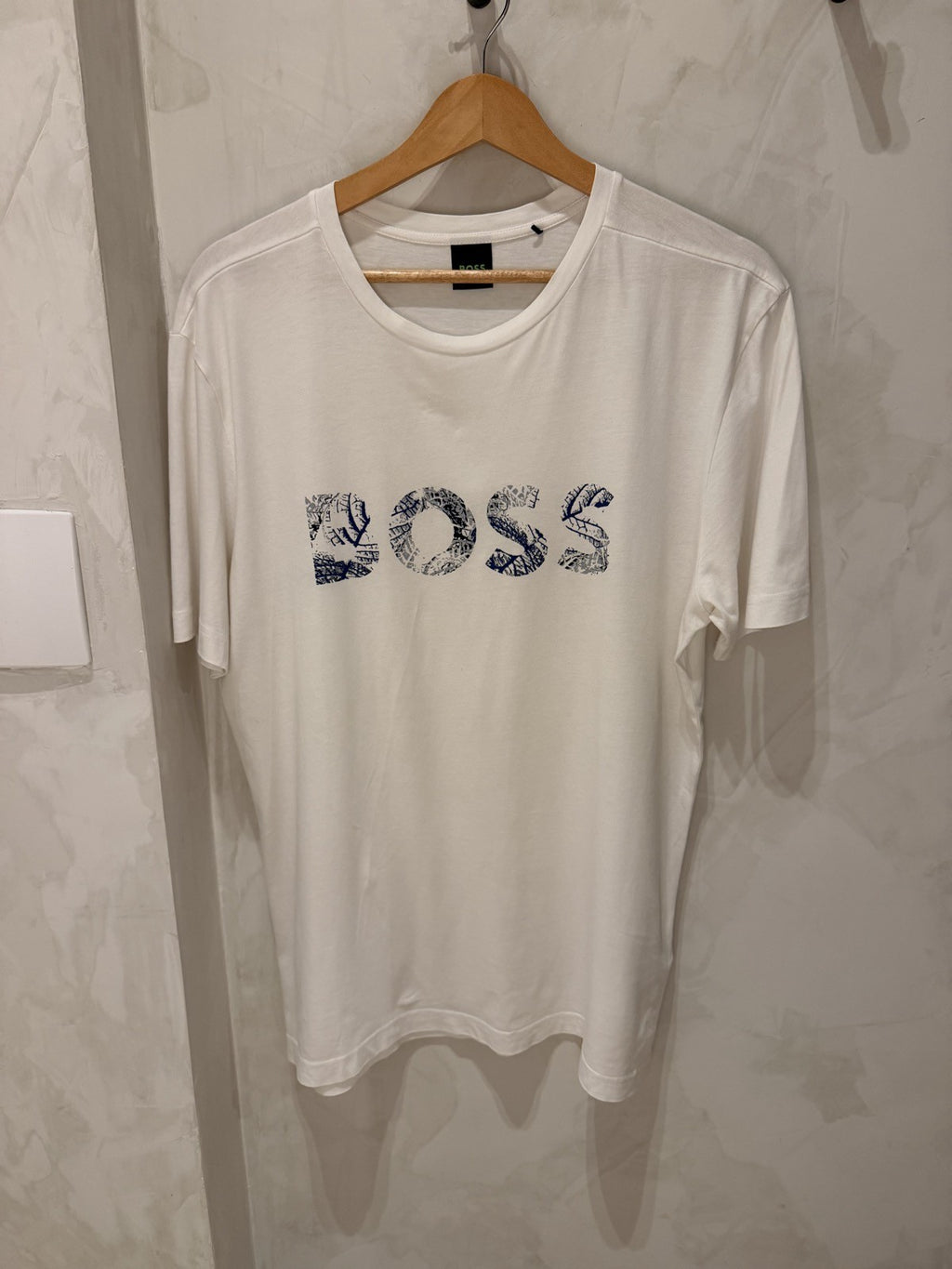 BOSS Branca Letras Azuis
