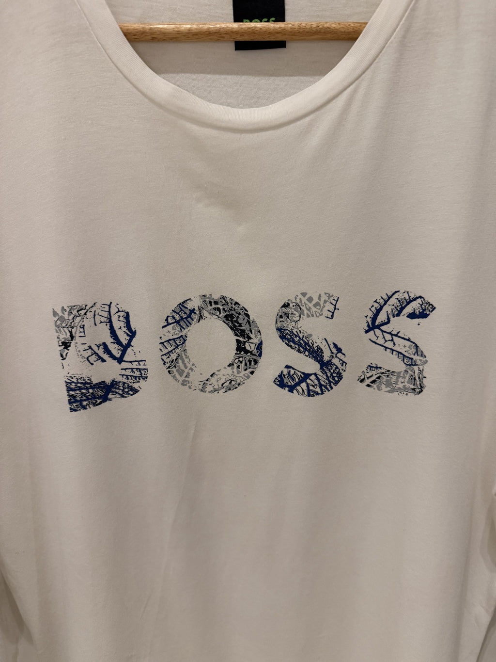 BOSS Branca Letras Azuis