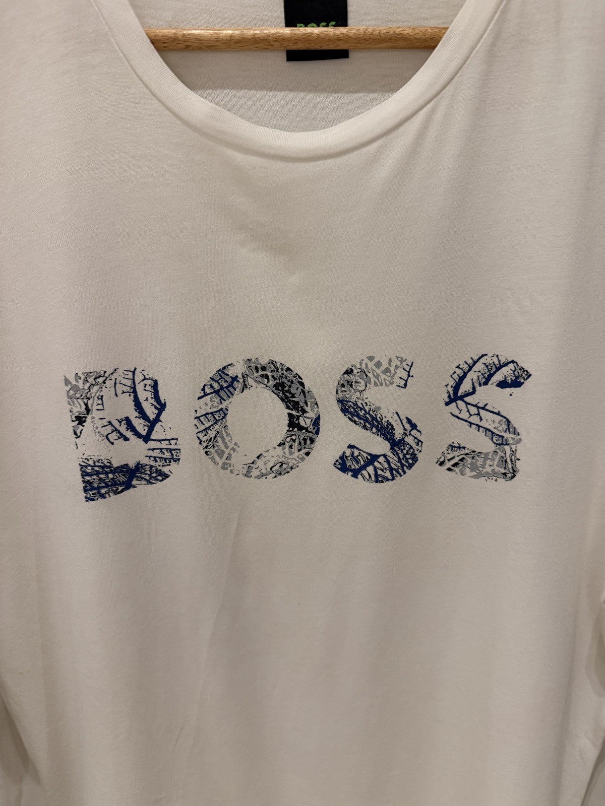 BOSS Branca Letras Azuis