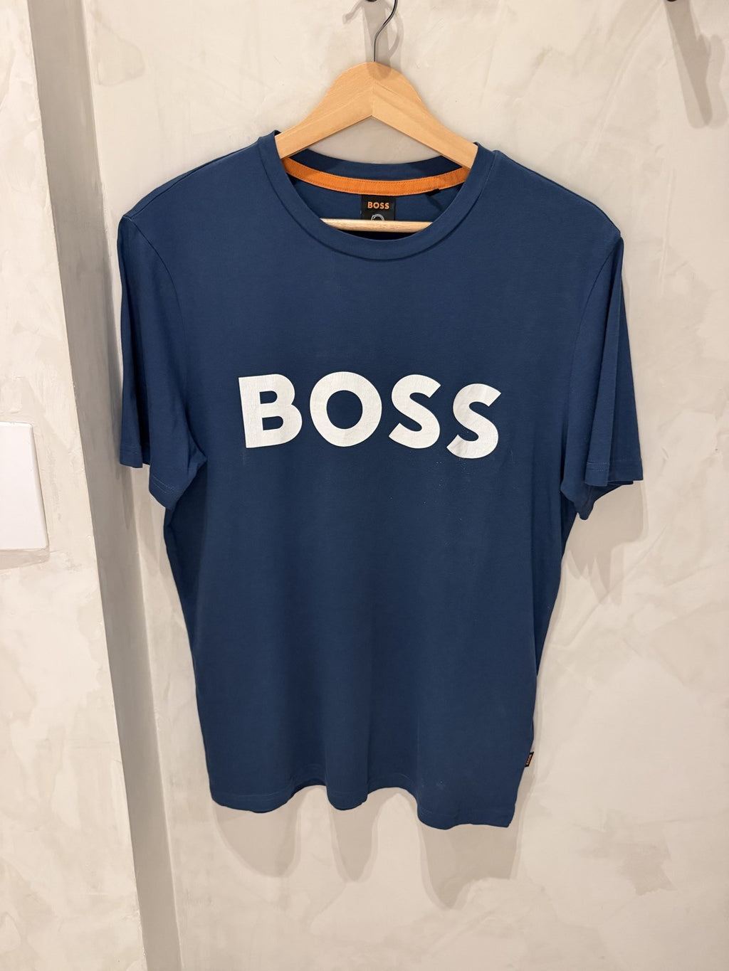 BOSS Azul Letras Brancas