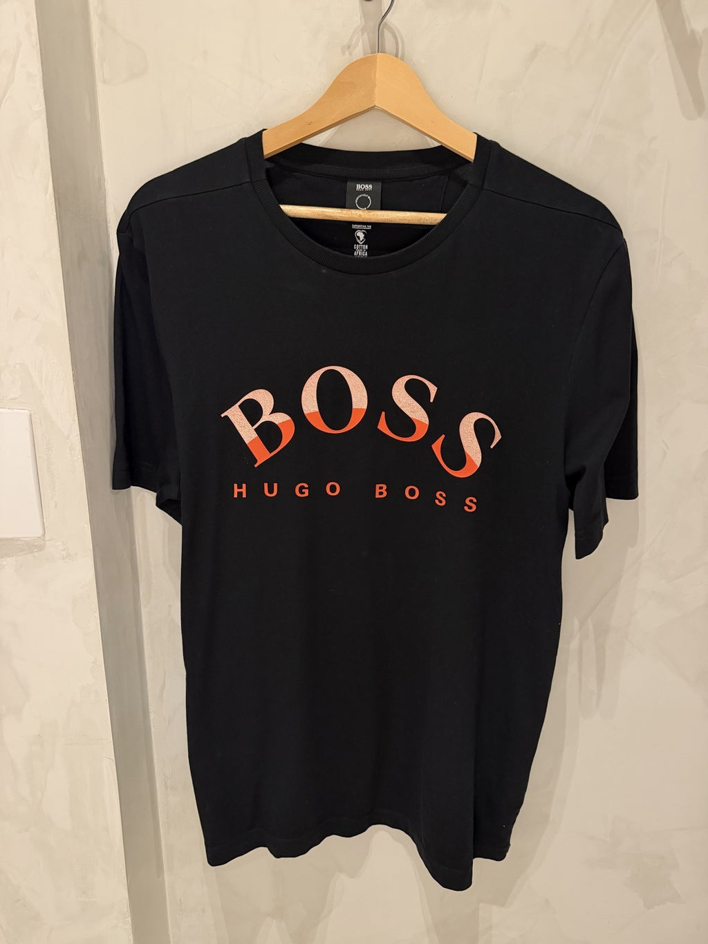 BOSS Preta Letras Laranja