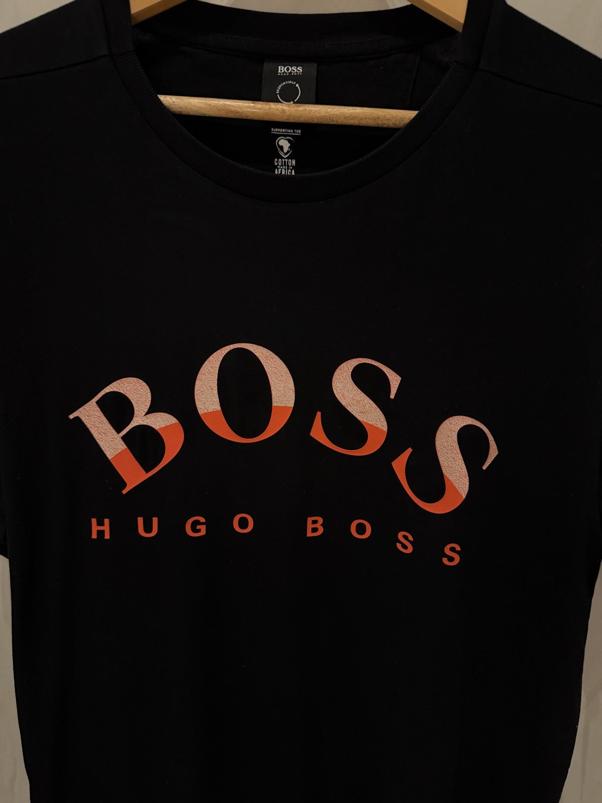 BOSS Preta Letras Laranja